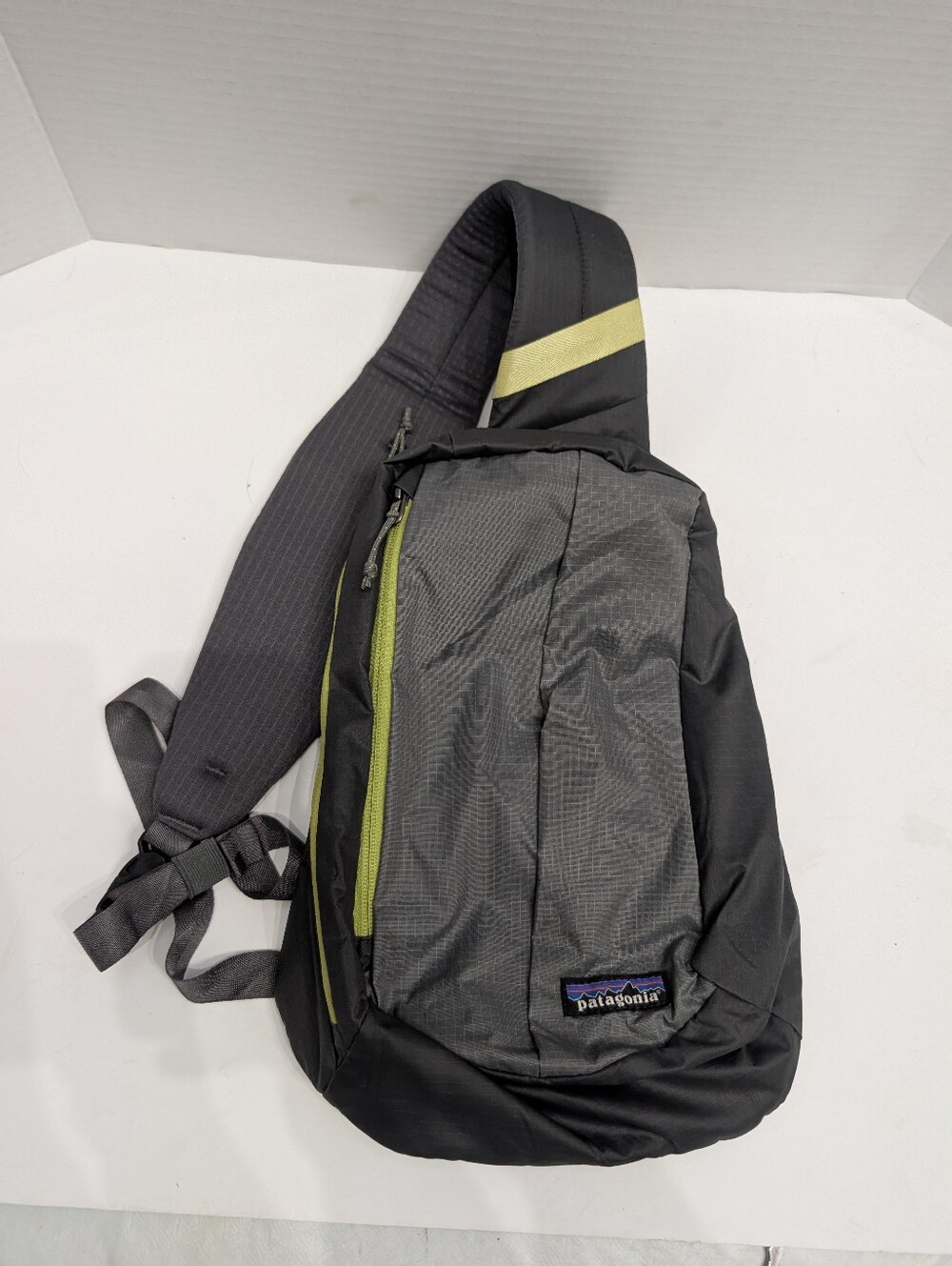 NWT Patagonia Ultralight Black Hole Sling 8L Nylon Nouveau Green Gray Unisex